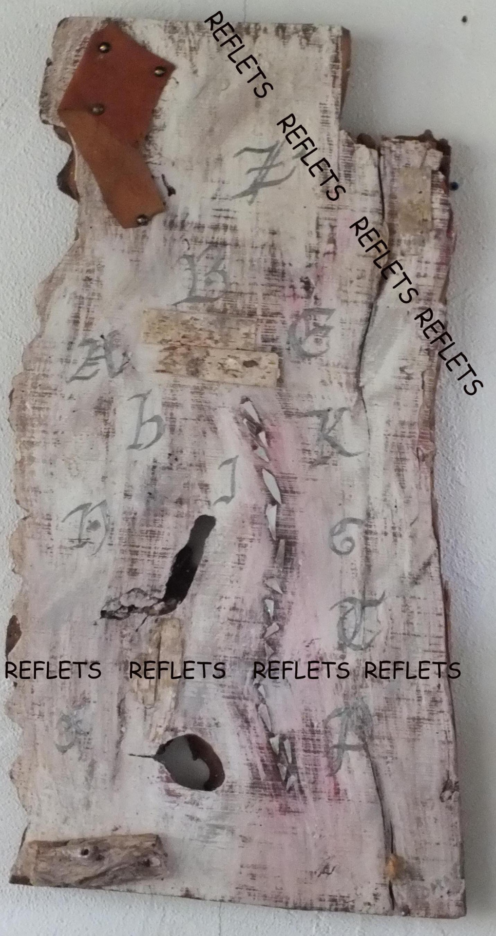 Alphabet (acrylique sur planche, cuir, ficelle 70*40) Prix : 140 €